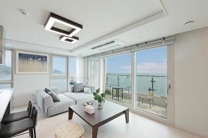 Γενική θέα στη θάλασσα ή θέα στη θάλασσα από  αυτό το διαμέρισμα +142 φωτογραφίες