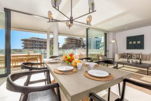 フエンヒロラにあるViVi Homes - Terra Higueron Luxury, Terrace & Poolのテーブルと椅子のあるダイニングルーム