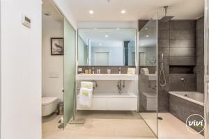 Et badeværelse på ViVi Homes - Terra Higueron Luxury, Terrace & Pool