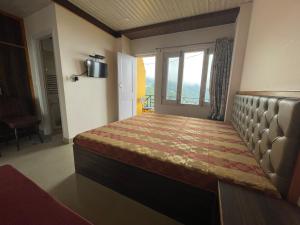 Postel nebo postele na pokoji v ubytování JEEVAN JYOTI Hotel