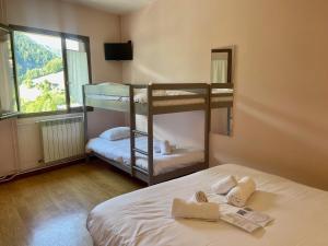 Postel nebo postele na pokoji v ubytování Hôtel Le MontBlanc Flumet