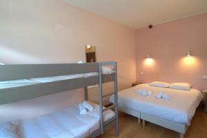 Postel nebo postele na pokoji v ubytování Hôtel Le MontBlanc Flumet