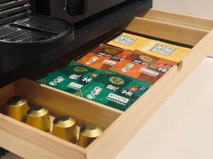 Un cajón de madera con especias en una estufa. en Kamozen Kyoto Machiya Stay, en Kioto 39 fotos más