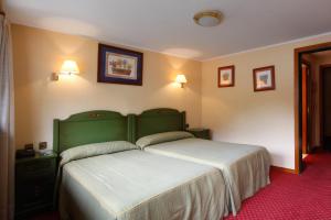 Rúm í herbergi á Rutllan & Spa