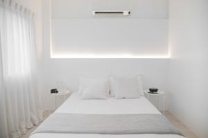 Postel nebo postele na pokoji v ubytování HAO Hotel Phuket