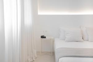 Postel nebo postele na pokoji v ubytování HAO Hotel Phuket