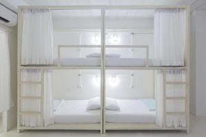 Postel nebo postele na pokoji v ubytování HAO Hotel Phuket