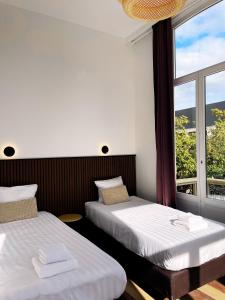 En eller flere senge i et værelse på Hotel Plantage + 43 billeder