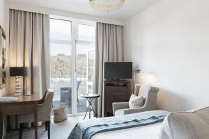 TV a/nebo společenská místnost v ubytování Dart Marina Hotel