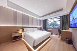 Postel nebo postele na pokoji v ubytování 秋果酒店 东莞长安天地无限商务大厦店