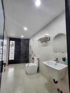 un bagno con lavandino e WC di Hans Sóc Homestay a Da Lat