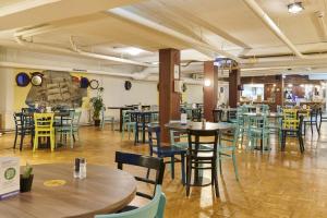 汉堡汉堡a＆o瑞佩尔班酒店的一间有桌椅的餐厅