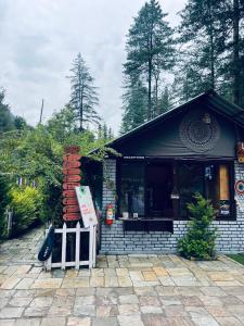 Zahrada ubytování Himtrek Riverside Camps, Kasol