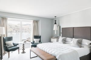 Postel nebo postele na pokoji v ubytování Dart Marina Hotel