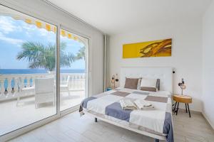 una camera da letto con un letto e una grande finestra di Villa Los Cristianos (Beach & Relax & Golf) a Los Cristianos Altre 37 foto