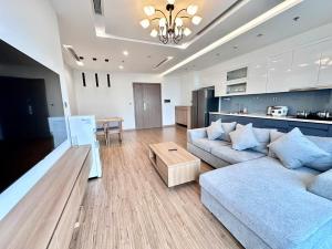 TV a/nebo společenská místnost v ubytování Luxury Apartment in Vinhomes Metropolis Hanoi