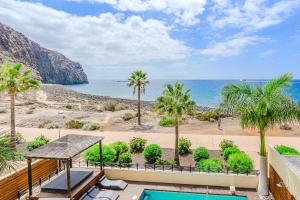 una vista della spiaggia dal balcone di una casa di Villa Los Cristianos (Beach & Relax & Golf) a Los Cristianos