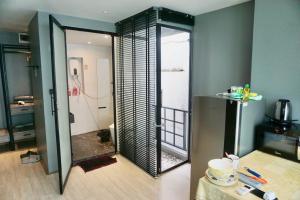 Et badeværelse på Triple room at Hash Apartment Silom Soi 3 + 17 billeder