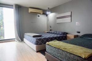 En eller flere senge i et værelse på Triple room at Hash Apartment Silom Soi 3