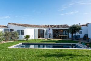 Bazén v ubytování Maison rénovée avec piscine chauffée à deux pas de la mer nebo v jeho okolí