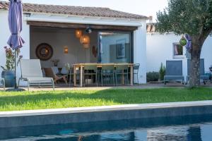 Bazén v ubytování Maison rénovée avec piscine chauffée à deux pas de la mer nebo v jeho okolí