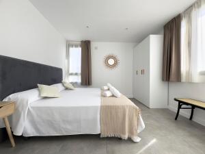 Postel nebo postele na pokoji v ubytování Apartamentos Clotilde