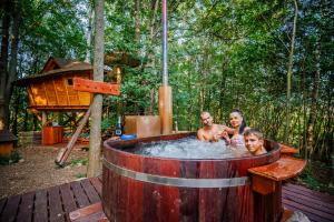 Majutusasutuse Treehous Sněžník s wellness külastajad