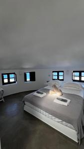 Postelja oz. postelje v sobi nastanitve Topos Exclusive Santorini