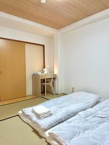 Llit o llits en una habitació de 205号室南海空港線沿い花園町駅2分和室ミニキッチンと専用バスルーム付きアクセス抜群