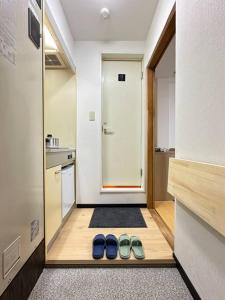 Cuina o zona de cuina de 205号室南海空港線沿い花園町駅2分和室ミニキッチンと専用バスルーム付きアクセス抜群