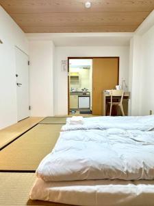 Llit o llits en una habitació de 205号室南海空港線沿い花園町駅2分和室ミニキッチンと専用バスルーム付きアクセス抜群 25 fotos més