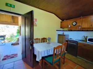 Una cocina con una mesa y un comedor. en Casa da Fonte - Branda da Aveleira, en Melgaço