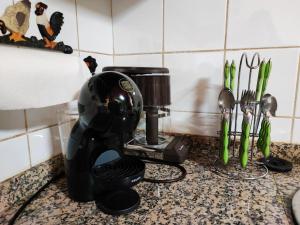 una batidora negra en un mostrador en una cocina en Casa da Fonte - Branda da Aveleira, en Melgaço