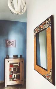 ein Spiegel hängt an einer Wand neben einem Schrank in der Unterkunft Appartement Hammamet Nord in Hammamet Nord