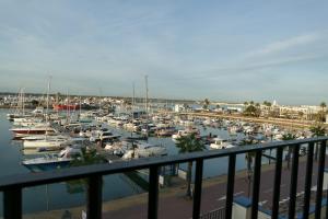 ein Yachthafen mit vielen Booten im Wasser in der Unterkunft Marina I by Ĥ - Marina Isla Canela PMHI35P10 in Punta del moral