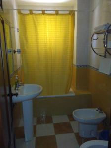 Ванна кімната в Pensión y apartamentos El Taxi