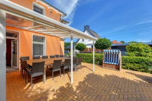 Rõdu või terrass majutusasutuses Ferienhaus 7 Schlafzimmer UnserUsedom Ostseebad Koserow Insel Usedom