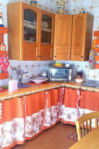 a kitchen with a counter top with a microwave at Casetta il Melograno Accogliente Bilocale al Mare in Villaggio Mosè
