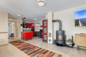 a living room with a fireplace and a kitchen at Ferienhaus 6 Schlafzimmer mit Sauna UnserUsedom Ostseebad Koserow Insel Usedom in Ostseebad Koserow