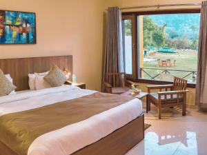 Un pat sau paturi într-o cameră la Corbett River Valley Resort