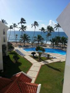 desde el balcón de un complejo con vistas a la playa en Estudio Albatros By Meridiana, en Juan Dolio