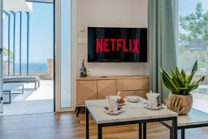 TV a/nebo společenská místnost v ubytování Elounda Buena Vista Apartments