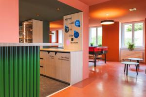 Kuchyň nebo kuchyňský kout v ubytování Davos Youth Hostel