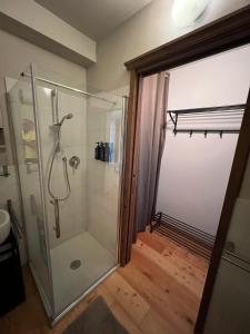 W łazience znajduje się prysznic ze szklaną kabiną prysznicową. w obiekcie Casa Monique - Borgo Le Stalle Lunghe w mieście Prato Nevoso +9 zdjęć