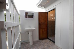 un bagno con un lavandino e un water al suo interno di Mango tree อ่าวมะขามป้อม a Mae Pim