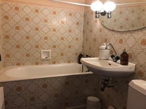 un baño con lavabo y bañera en Le petit matelot, en Paimpol