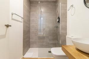 Un baño con ducha, inodoro y lavabo. en Allo Apartments Santa María III Centro Loft, en Jerez de la Frontera