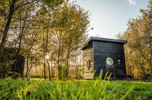 拉斯罗普Sterrenkubus的一座有树木的黑色小建筑