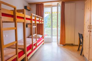 Postel nebo postele na pokoji v ubytování Davos Youth Hostel