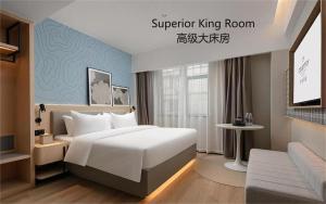 Postel nebo postele na pokoji v ubytování Country Inn & Suite by Radisson, Guangzhou Railway Station Xiaobei